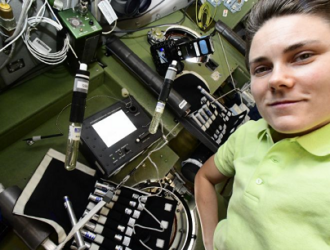 Космонавты на МКС изучают влияние вибраций на дисперсии частиц диэлектриков в невесомости