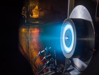 В РФ начались испытания плазменного двигателя для удержания орбиты наноспутников