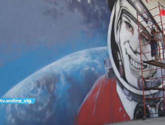 Портрет Гагарина размером 8х20 метров создает художник в Волгограде