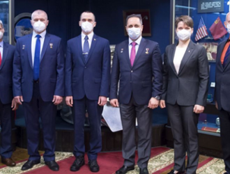 Экипажи МКС-65 поддержали многолетние предполётные традиции