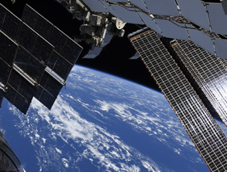 Экипаж МКС оценит влияние коррекции орбиты станции на трещину в модуле