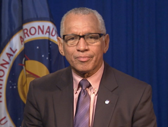 Чарльз Болден удостоен награды Национальной ассоциации воздухоплавания