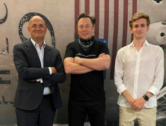 Илон Маск провел внуку Сергея Королева экскурсию по SpaceX