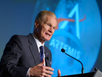 Глава NASA считает, что люди будут жить и учиться на Луне