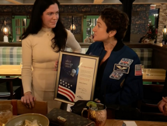 Хейли Эспарза из SpaceX получила награду от NASA