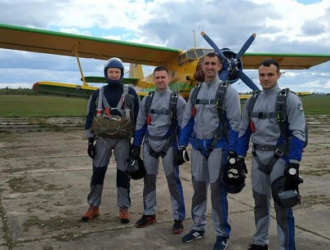Кандидаты в космонавты выполнили учебно-тренировочные прыжки с парашютом