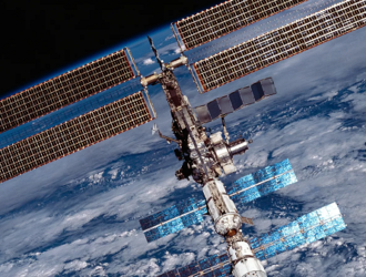 Экипаж МКС нашел царапину рядом с трещиной