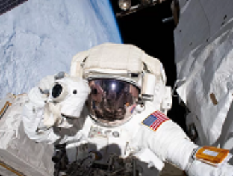 Астронавты завершили выход в космос с МКС для замены электробатарей