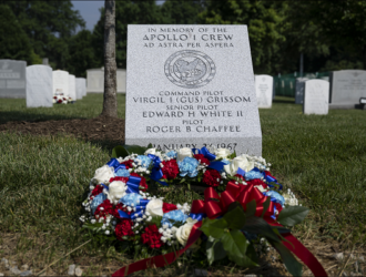 На Арлингтонском кладбище открыт мемориал в память экипажа “Аполлона-1”