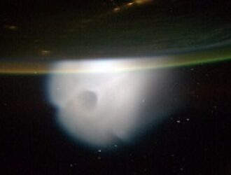 Астронавты засняли с МКС след запуска «Тополя»