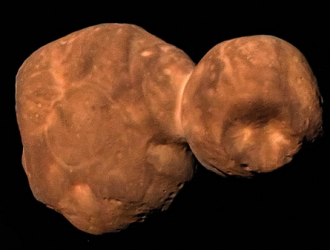 Ученые выяснили причины изменения формы самого удаленного небесного тела, мимо которого пролетал земной зонд