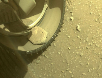 В колесе марсохода Perseverance застрял камень