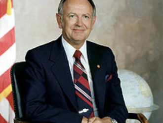 Умер первый руководитель полетов космических миссий НАСА