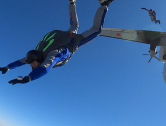 Кандидаты в космонавты-испытатели проходят специальную парашютную подготовку