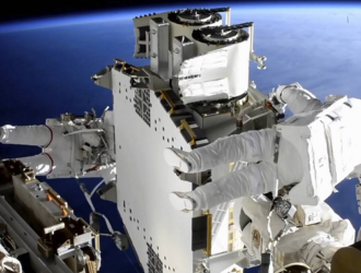 Астронавты на МКС завершили установку новой солнечной батареи и развернули ее