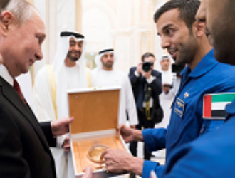 Эмиратские космонавты подарили Путину золотую монету