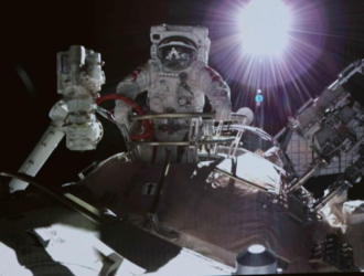 Китайские космонавты работали в открытом космосе