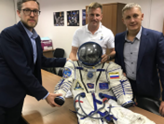Скафандр космонавта Сергея Прокопьева подарили Екатеринбургскому планетарию