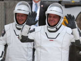 После отмены старта корабля Crew Dragon его экипаж возвращается на карантин