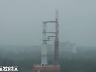 На космодроме Вэньчан на стартовую площадку установлена новая китайская ракета-носитель  “Чанчжэн-8”
