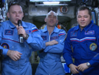 Российские космонавты поздравили с Днем космонавтики с борта МКС