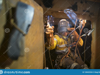 «Роскосмос» планирует экстренно отправлять в космос сварщиков