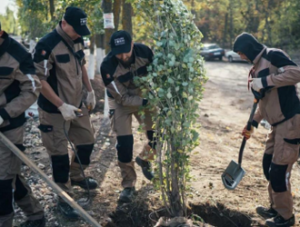 В саратовском Парке покорителей космоса начали сажать деревья