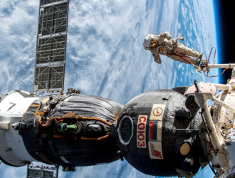 Экипаж МКС приступил к заделке второй трещины в российском модуле