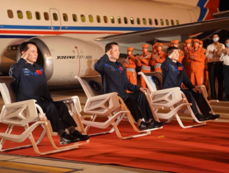 Экипаж корабля «Шэньчжоу-12» прибыл в Пекин