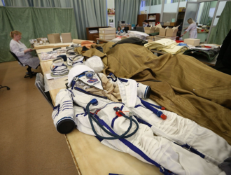 В Роскосмосе сообщили, что изготовление скафандров съемочной группы на МКС идет по графику