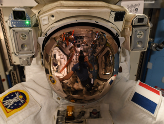 Астронавты на МКС вышли в открытый космос для установки солнечной батареи