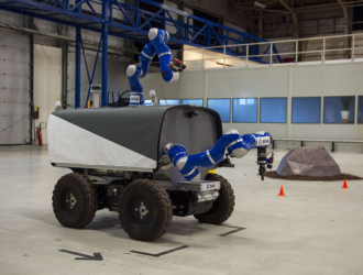 Астронавт из космоса успешно управляет наземным ровером