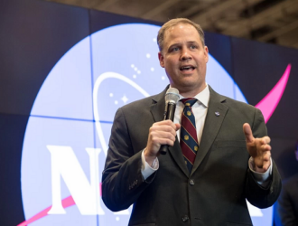 Директор NASA заявил, что женщина-астронавт вскоре может ступить на поверхность Луны