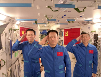 Экипаж корабля «Шэньчжоу-12» награждён правительственными наградами