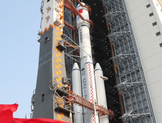 Ракета-носитель «Чанчжэн-7» установлена на стартовой площадке космодрома Вэньчан