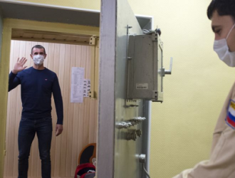 Кандидат в космонавты Сергей Тетерятников приступил к испытаниям в сурдокамере