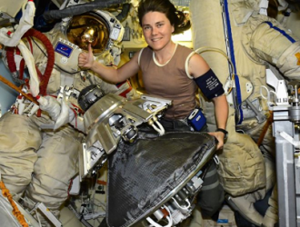 Космонавты на МКС готовятся к ВКД-55 и наблюдают за Землёй