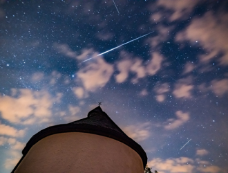 SpaceX, Amazon и OneWeb работают с астрономами над проблемой следов от спутников на астроснимках