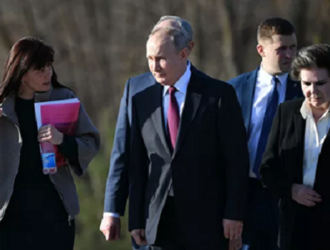 Путин возложил цветы к памятнику Гагарину в Энгельсе