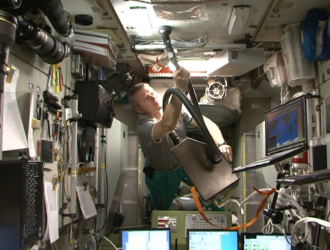 Космонавты убираются на российском сегменте МКС перед съемками фильма «Вызов»