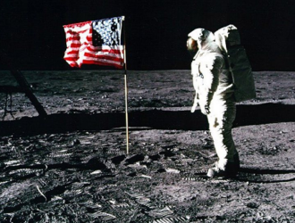ВЦИОМ: половина россиян считает высадку американцев на Луну фальсификацией властей США