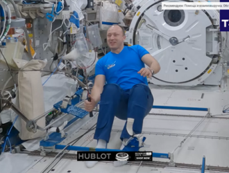 Космонавты на МКС сыграли в бадминтон