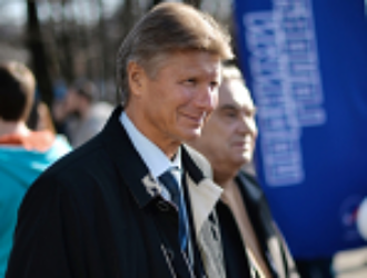 Надо говорить не о выходе, а о выносе туристов в космос, заявил Геннадий Падалка