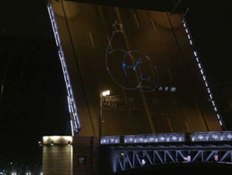 На разведенном Дворцовом мосту в Петербурге показали проекцию с Гагариным