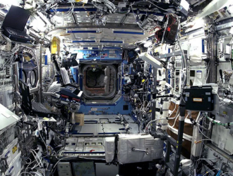 Камера GoPro сняла «протекающий» отсек российского модуля «Звезда» на МКС