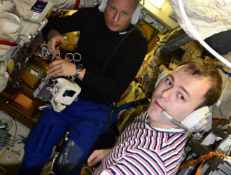 Космонавты на МКС собрали выносимые укладки и подготовили скафандры для ВКД