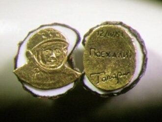 Микроминиатюры готовятся в космос: корабли, портреты и икона