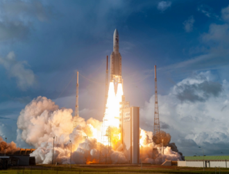 Ракета Ariane 5 с тремя спутниками запущена с космодрома Куру