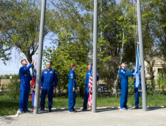 На Байконуре состоялась церемония поднятия флагов