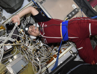 Космонавты на МКС проводят обслуживание систем жинеобеспечения станции